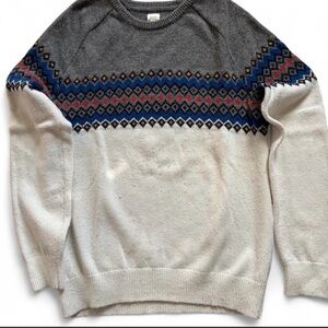 GAP Men's Gray and White Collegiate  Patterned Sweater